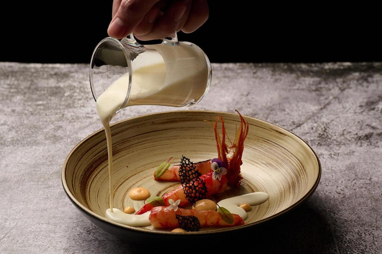 Sheraton Grande Sukhumvit, A Luxury Collection Hotel, Bangkok Exterior photo A lobster dish prepared by the restaurant