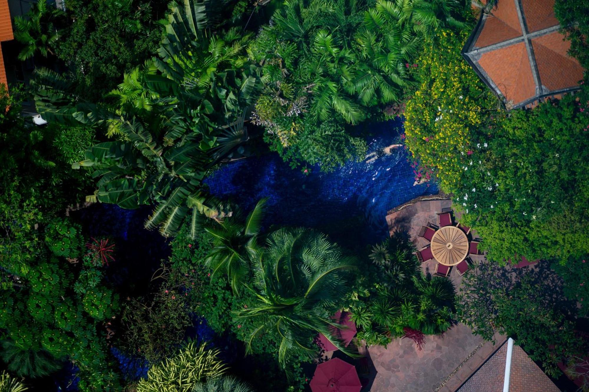 Sheraton Grande Sukhumvit, A Luxury Collection Hotel, Bangkok Exterior photo A vertical garden