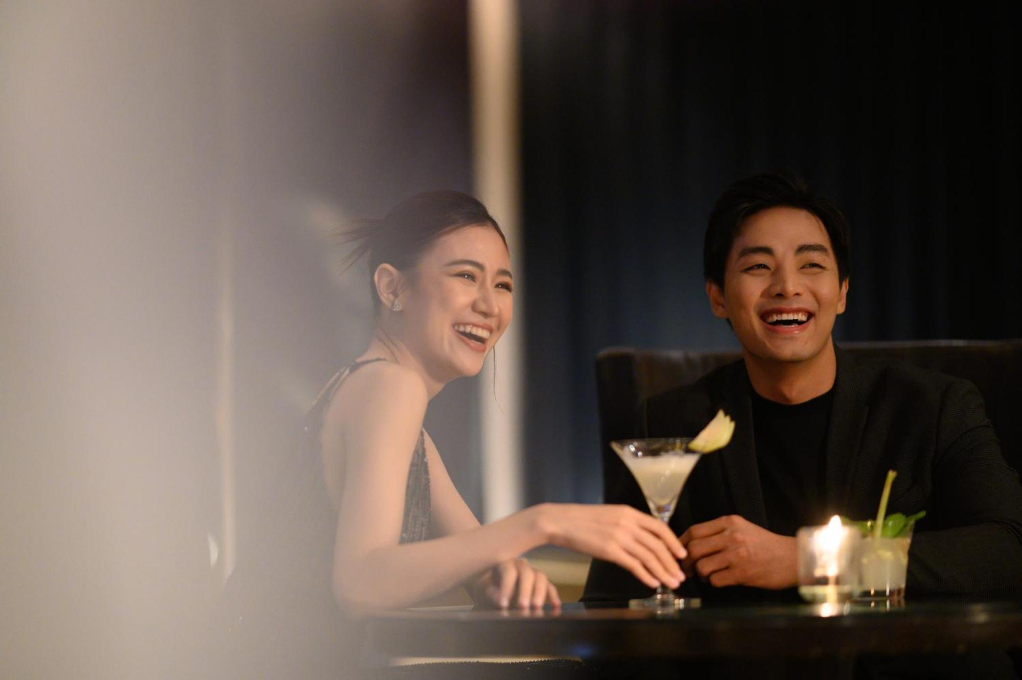 Sheraton Grande Sukhumvit, A Luxury Collection Hotel, Bangkok Exterior photo A couple laughing together
