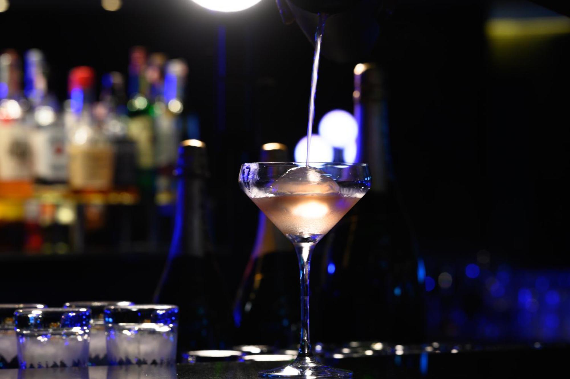 Sheraton Grande Sukhumvit, A Luxury Collection Hotel, Bangkok Exterior photo A martini being poured
