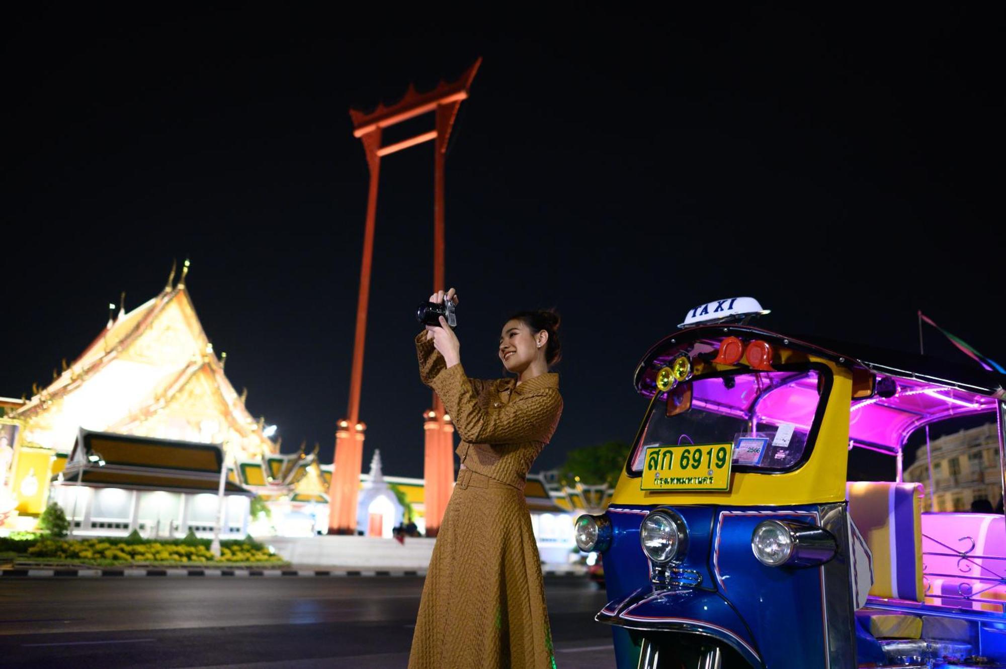 Sheraton Grande Sukhumvit, A Luxury Collection Hotel, Bangkok Exterior photo Thai model at the Chao Phraya River