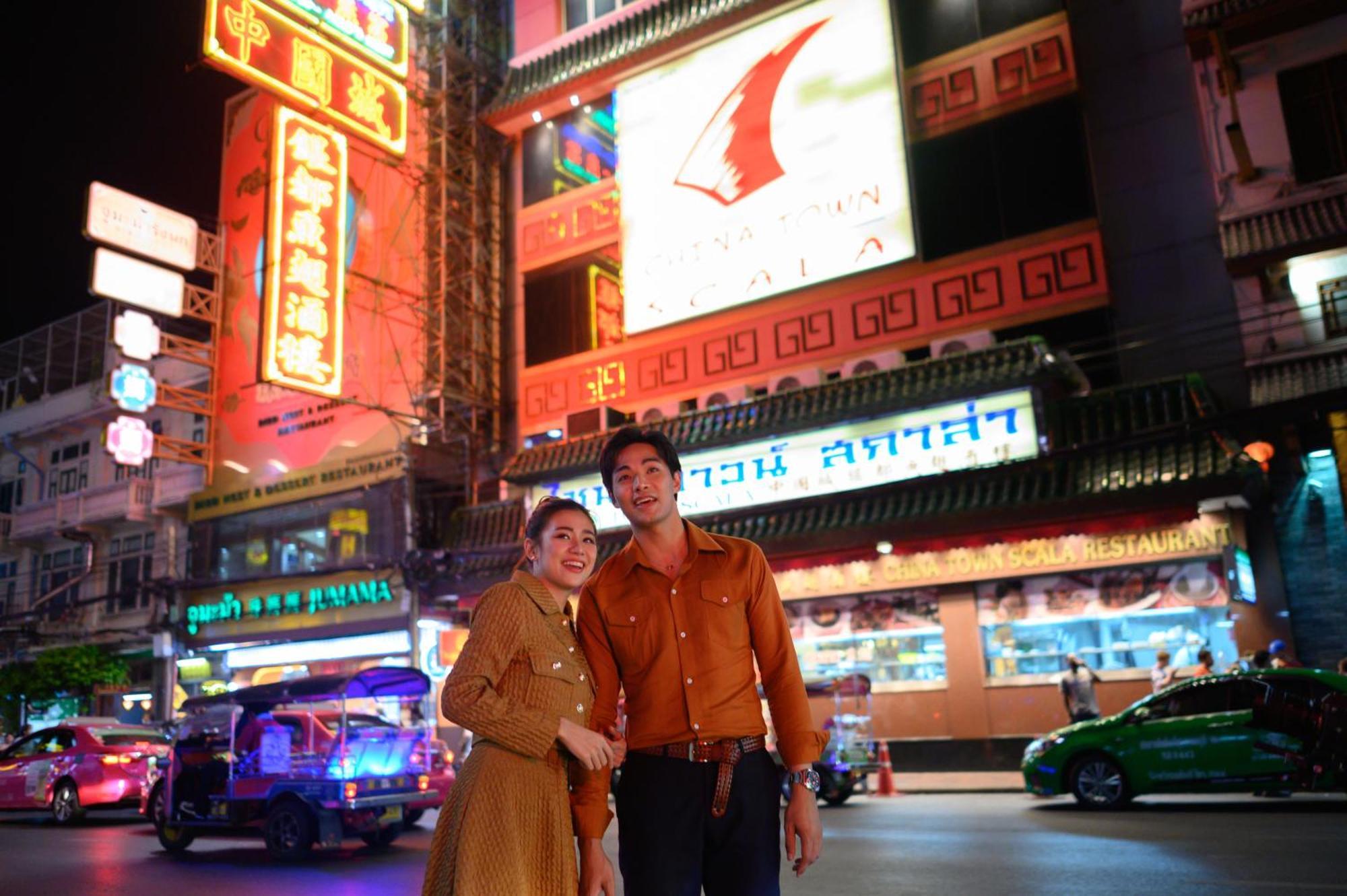 Sheraton Grande Sukhumvit, A Luxury Collection Hotel, Bangkok Exterior photo Thai people in traditional Thai dress