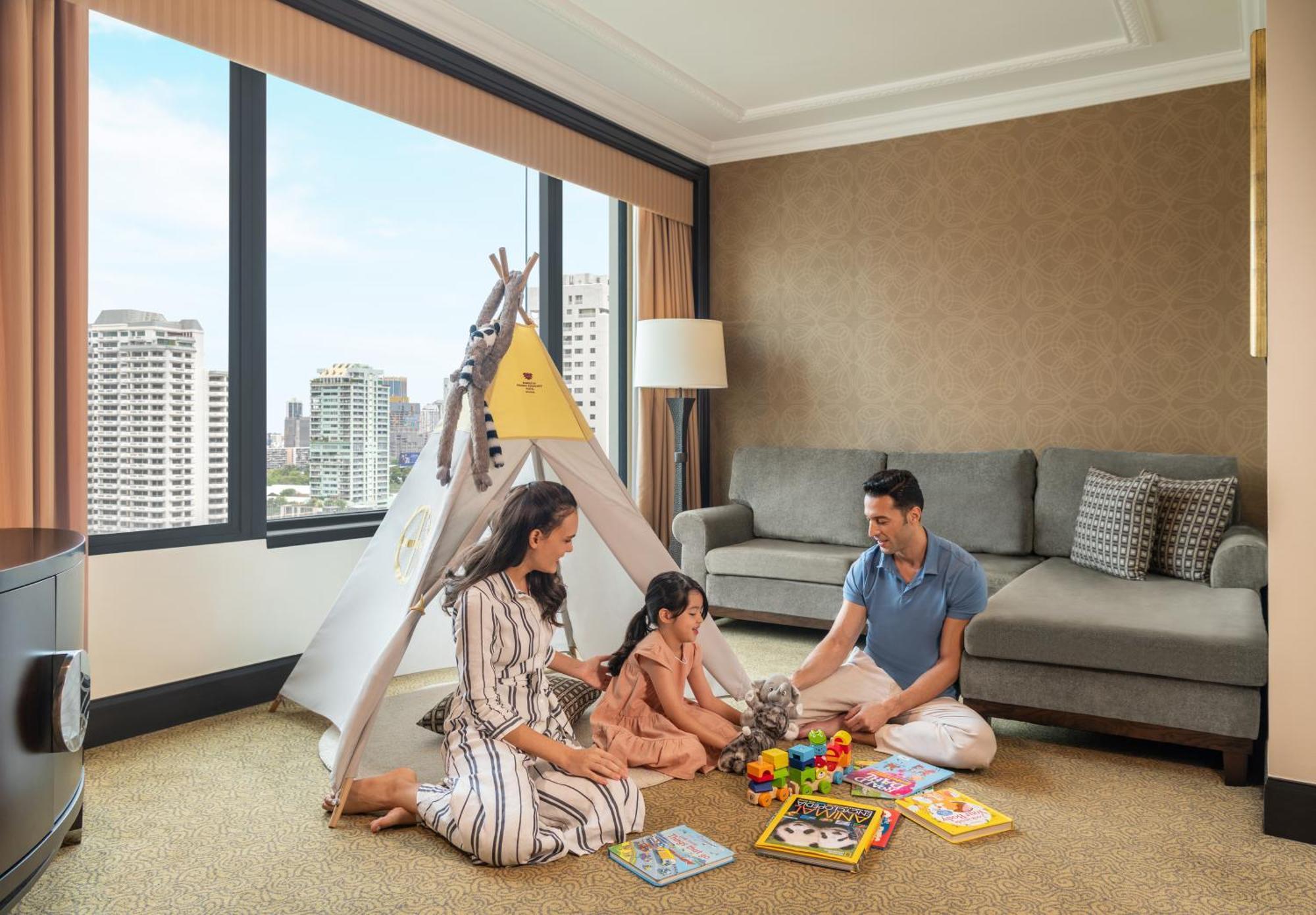 Sheraton Grande Sukhumvit, A Luxury Collection Hotel, Bangkok Exterior photo Family in a hotel room