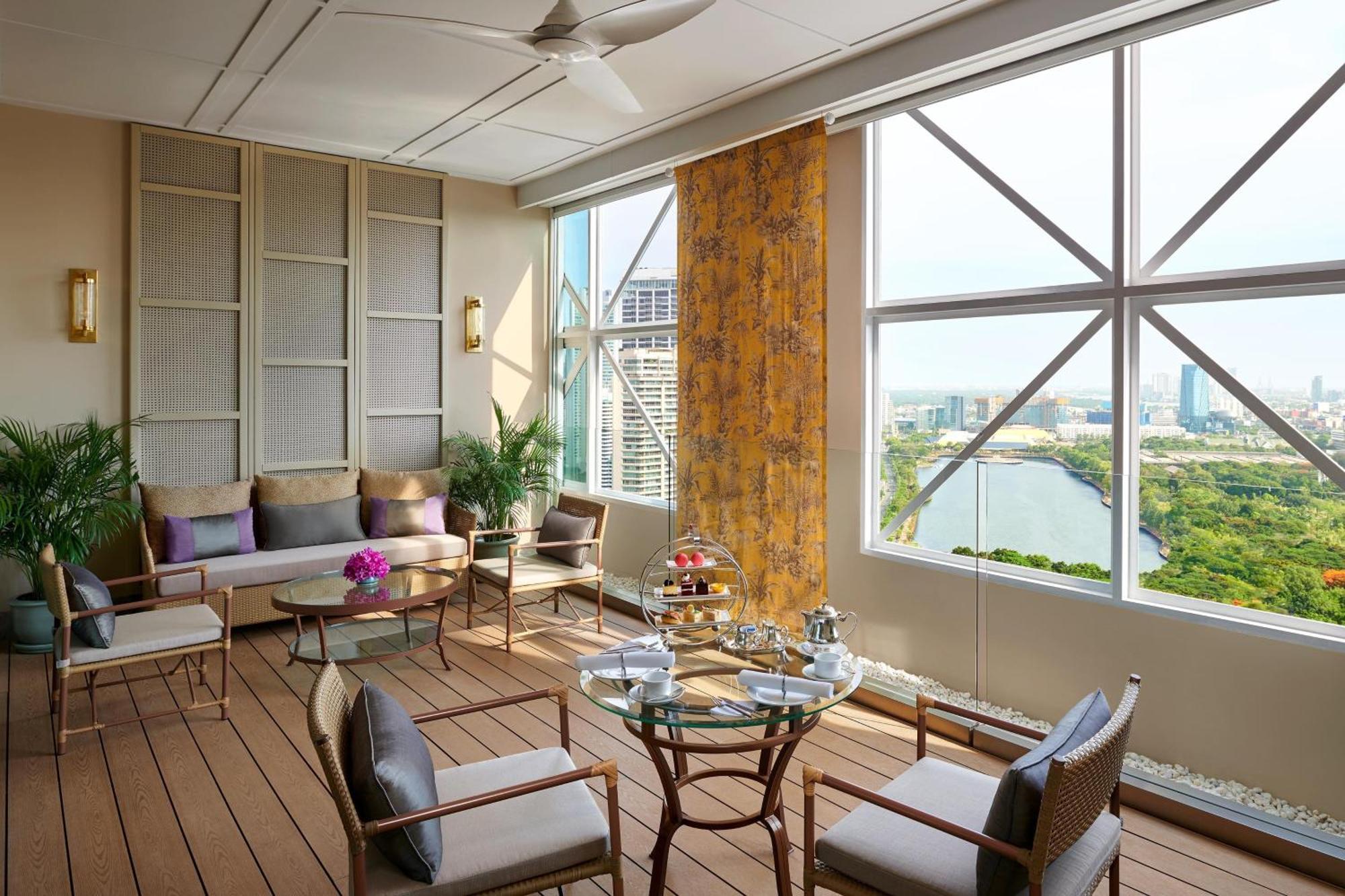 Sheraton Grande Sukhumvit, A Luxury Collection Hotel, Bangkok Exterior photo The living room of a suite at the Mandarin Oriental, Bangkok