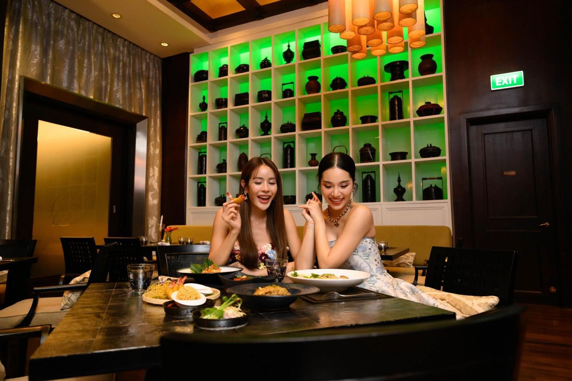 Sheraton Grande Sukhumvit, A Luxury Collection Hotel, Bangkok Exterior photo Thai women eating Thai food