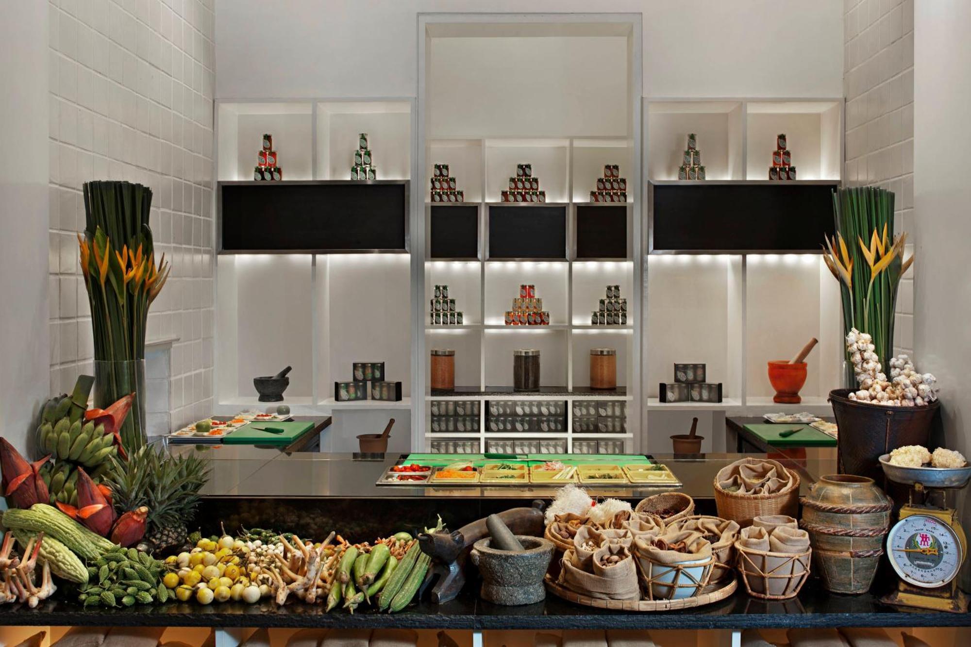 Sheraton Grande Sukhumvit, A Luxury Collection Hotel, Bangkok Exterior photo A live kitchen at a hotel