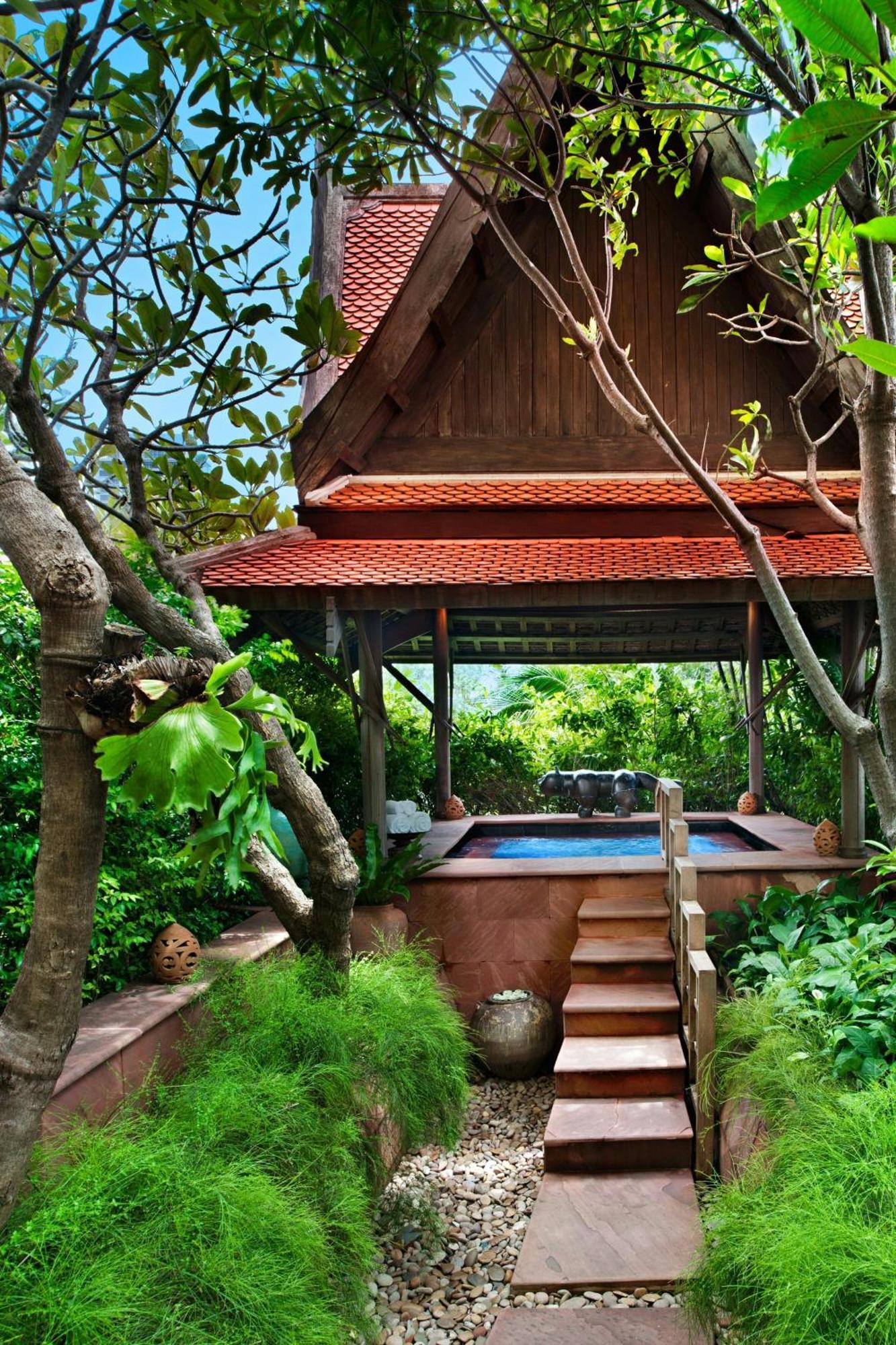 Sheraton Grande Sukhumvit, A Luxury Collection Hotel, Bangkok Exterior photo A private pool at the resort