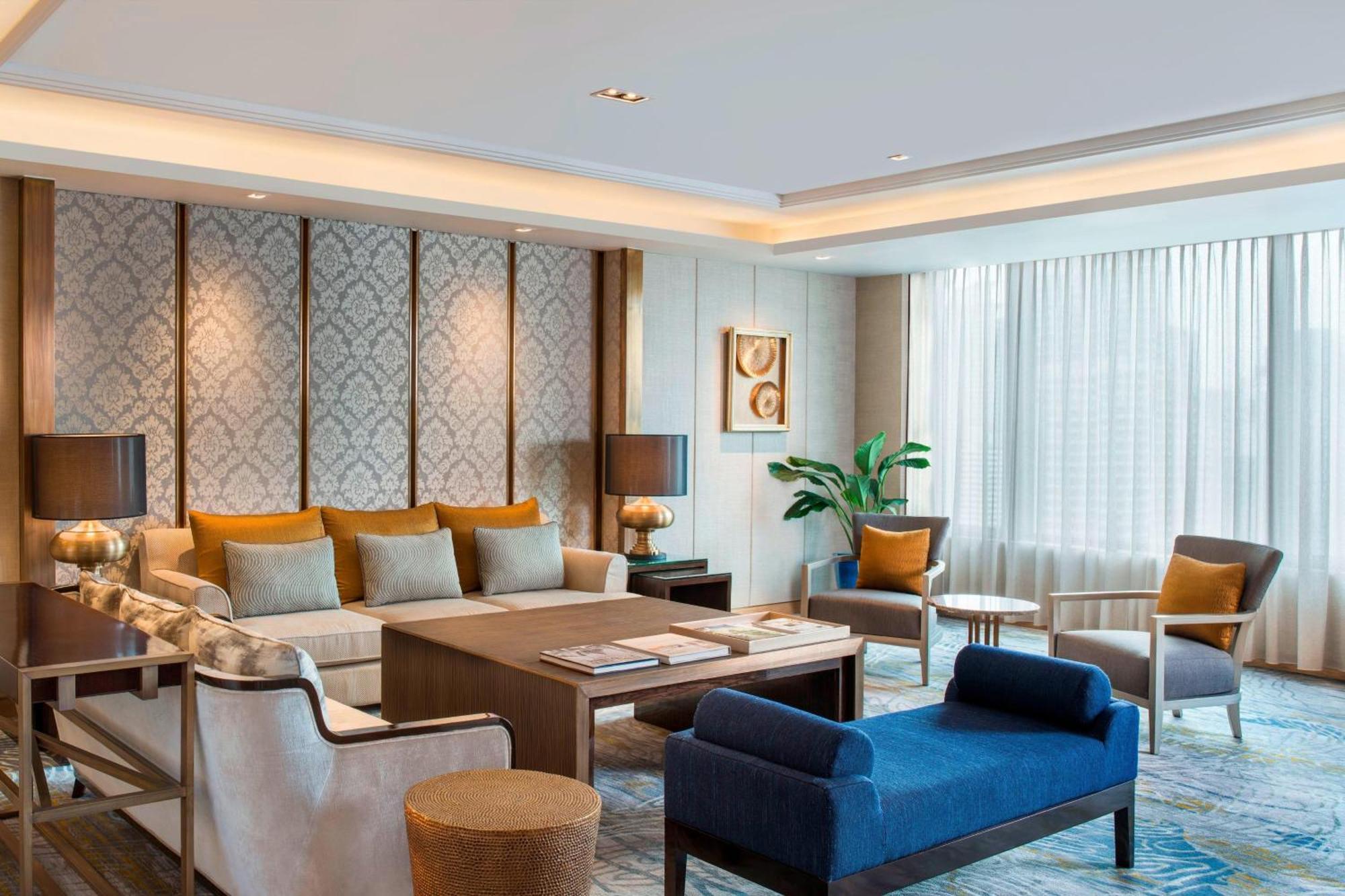 Sheraton Grande Sukhumvit, A Luxury Collection Hotel, Bangkok Exterior photo A living room at the hotel