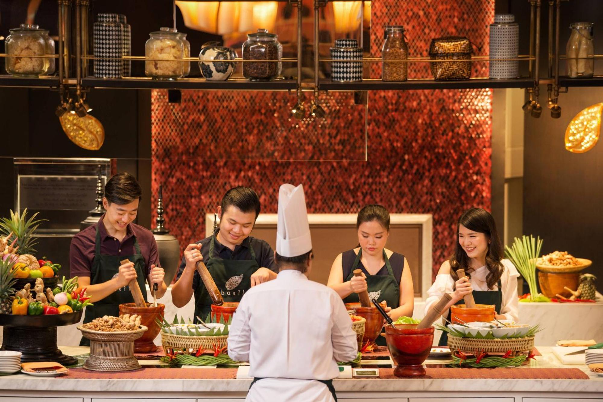 Sheraton Grande Sukhumvit, A Luxury Collection Hotel, Bangkok Exterior photo Thai cuisine