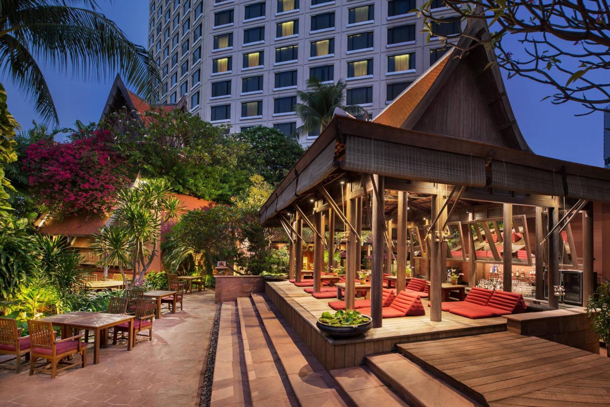 Sheraton Grande Sukhumvit, A Luxury Collection Hotel, Bangkok Exterior photo The Sala Rim Naam restaurant